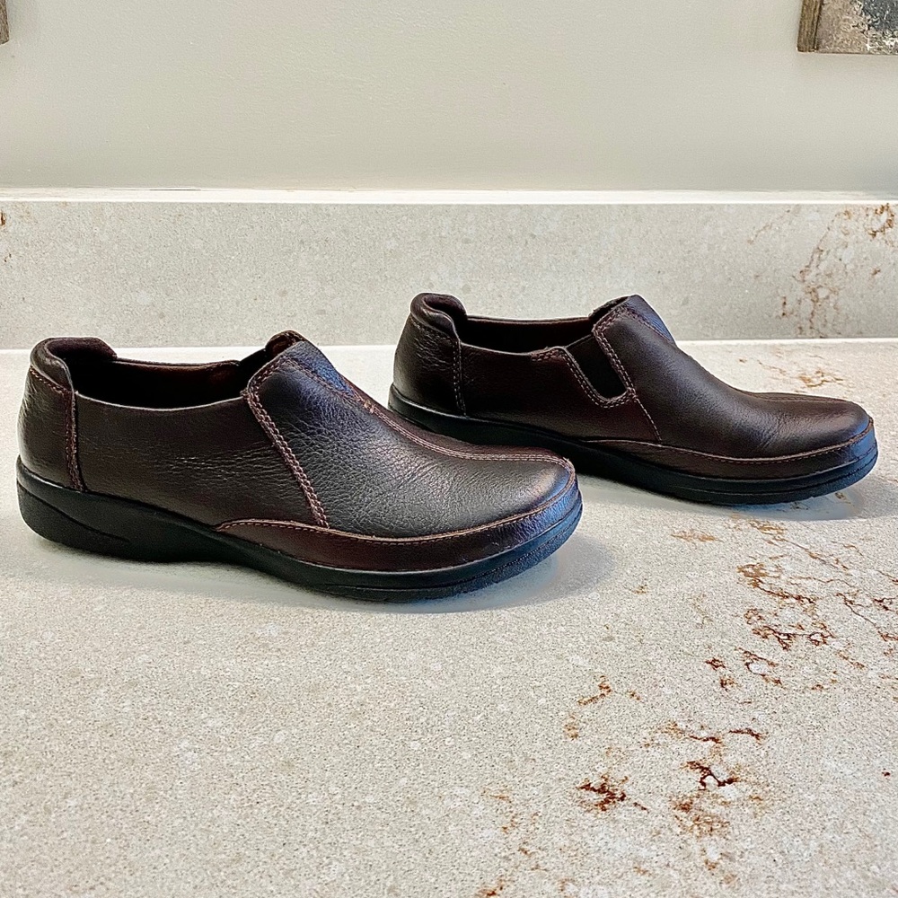 Clarks Slip On Casual Leather Shoes - Sz 7 - Brown